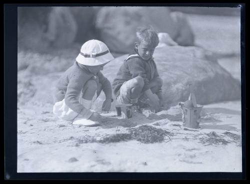 Gift of Mrs. Byard Williams, 1988.133.402, Connecticut Historical Society, Copyright Undetermin…