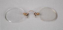 Pince nez.