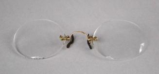 Pince nez.